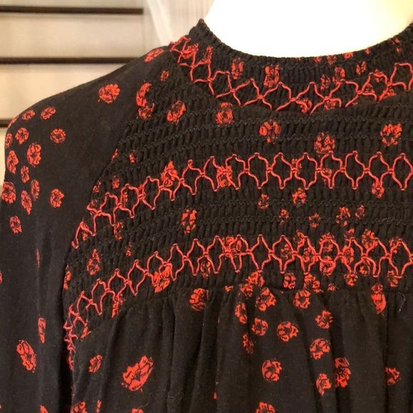 FREE PEOPLE Black Boho Tunic w Smocked Detail and Red Floral Pattern Sz Small - Picture 2 of 15
